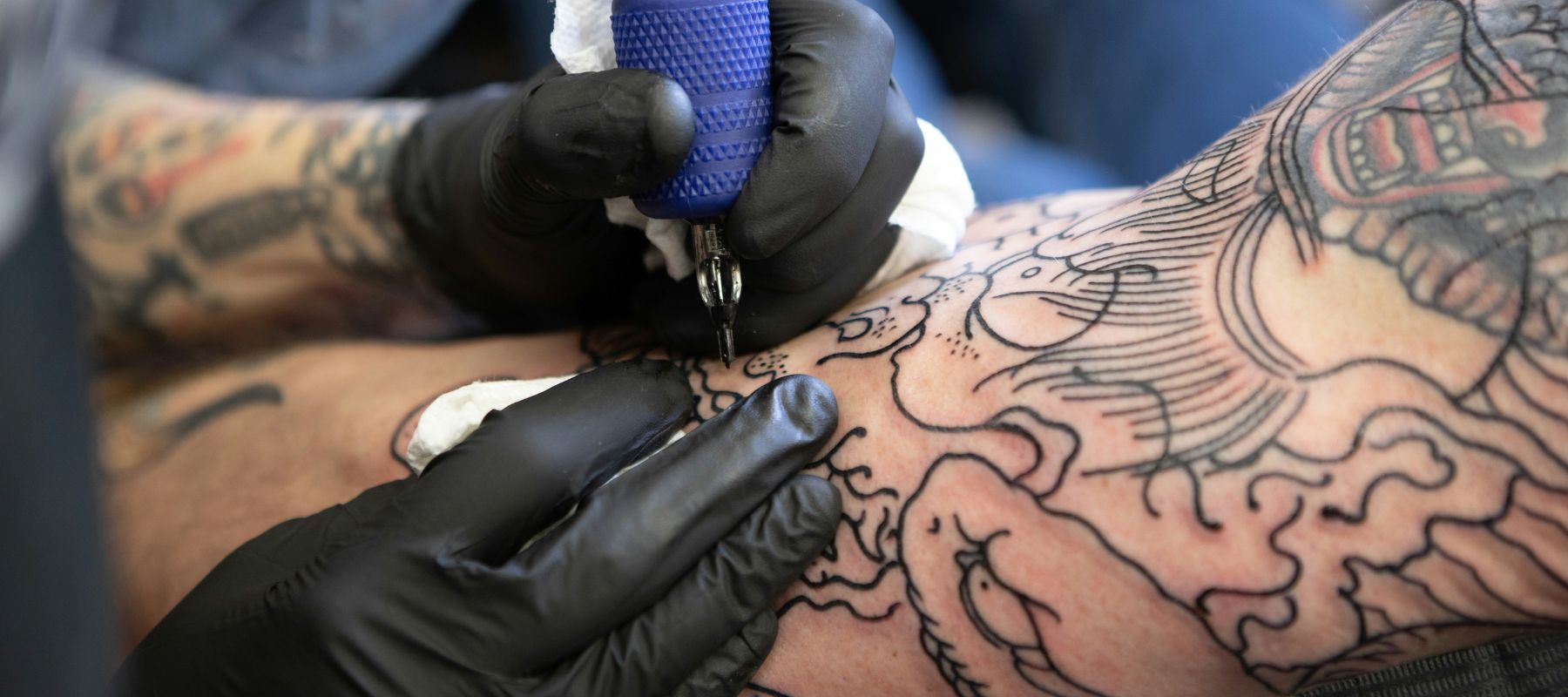 Discover expert tattoo session pain management tips to reduce discomfort during tattoo appointments. Learn how TKTX numbing cream helps improve comfort for long tattoo sessions.